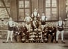 Lässig, den Fuß auf dem Gewicht, posiert der Urgroßvater von Uwe Völke (2. v. r.). Das Foto wurde um 1900 aufgenommen. Völke hat es dem Kultur- und Heimatbund Harzgerode zur Verfügung gestellt.