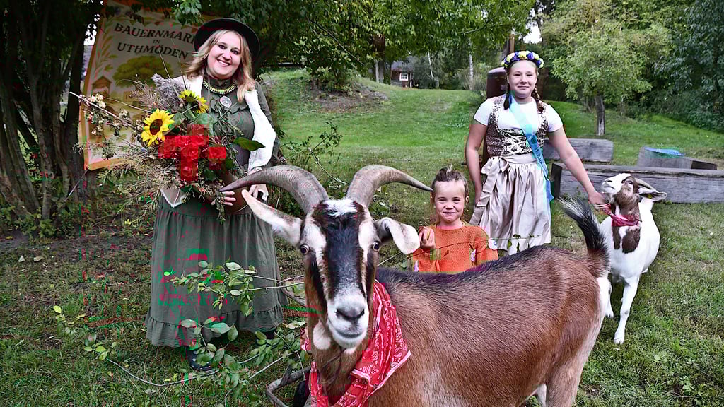 Uthmödens Ortsbürgermeisterin Marie Ohrdorf und Bauernkönigin Kim Celina Schulze (12) freuen sich auf den bevorstehenden Markt. Auch die kleine Victoria (6) sowie die neugierige Ziege Hilde und Ziegenbock Keks sind scheinbar schon voller Vorfreude.