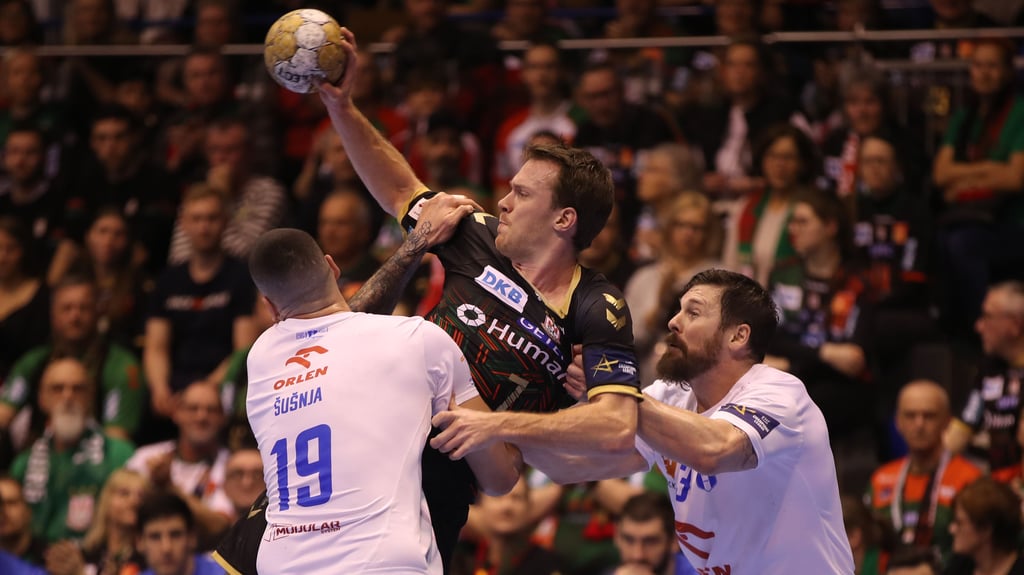 Zuletzt traf Felix Claar am 15. Februar 2024 auf Leon Susnja (l.) und Mirzad Terzic. Der SCM gewann das Gruppenspiel gegen Plock mit 28:22.