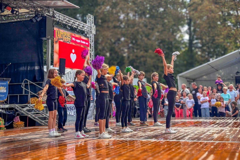 Die Cheerleading-AG des DRK-Hortes „Diesterweg“ beim Kartoffelfest.