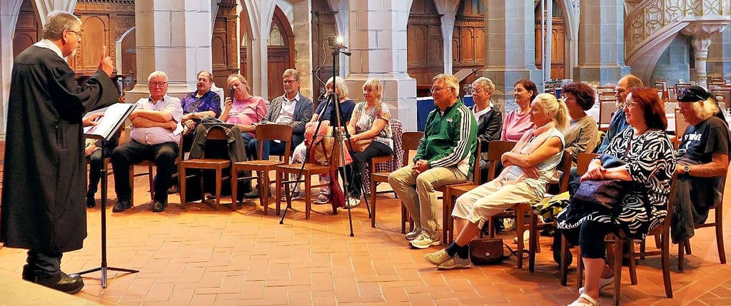 Rechtsanwalt Jörg-Thomas Wissenbach hält vor ehemaligen Mitschülern seine ironische Laienpredigt - eine große Laudatio auf den einstigen Sportlehrer Siegfried Käsebier.