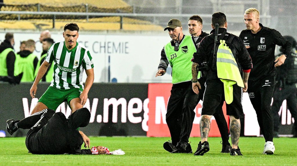 Julian Weigel (l.) wurde für seine Handgreiflichkeiten gegen einen HFC-Spieler fünf Spiele gesperrt. 