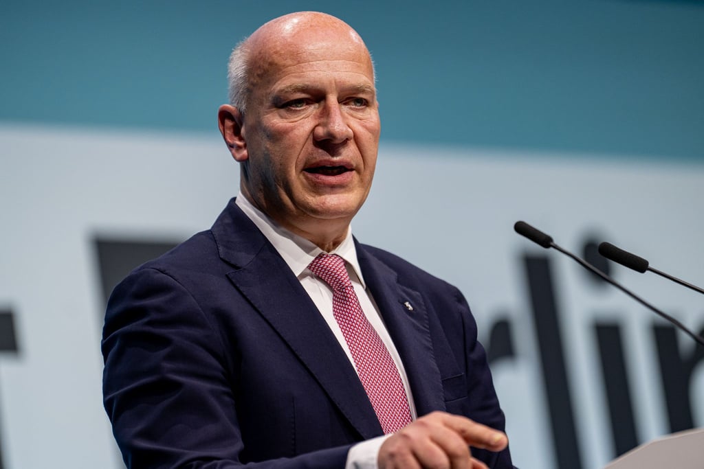 Berlins Regierender Bürgermeister Kai Wegner (CDU) wünscht sich mehr Langstreckenflüge ab dem Hauptstadtflughafen BER. (Archivbild)