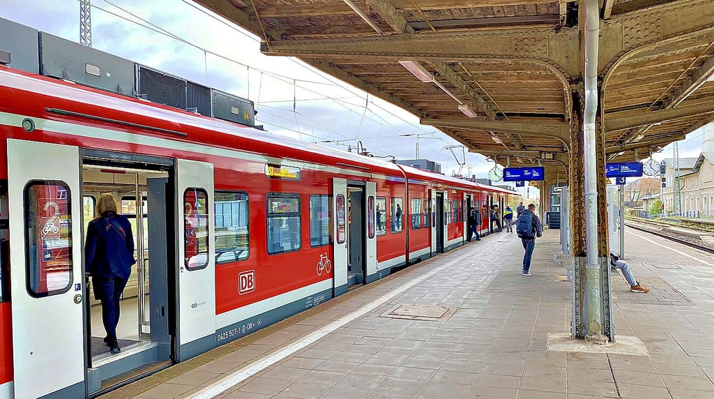 Schon am Schönebecker Bahnhof soll der Angeklagte den Kontakt zu der jungen Frau gesucht haben. In der Bahn sei er ihr dann unangenehm nahe gekommen und habe sie betatscht.