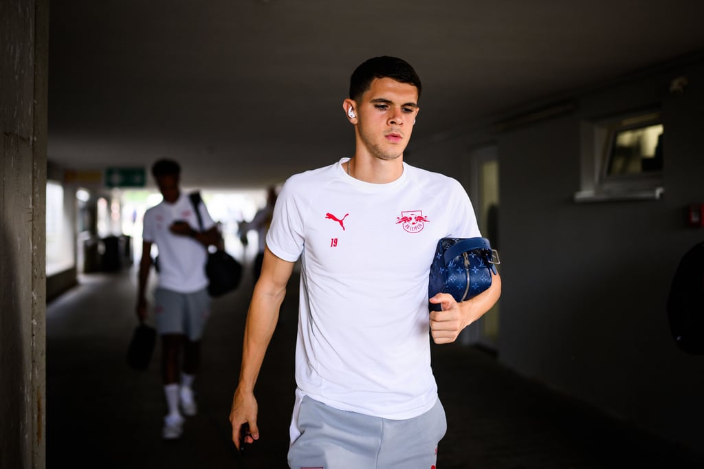 RB Leipzigs Verteidiger Kosta Nedeljkovic fällt mit Knieproblemen länger aus