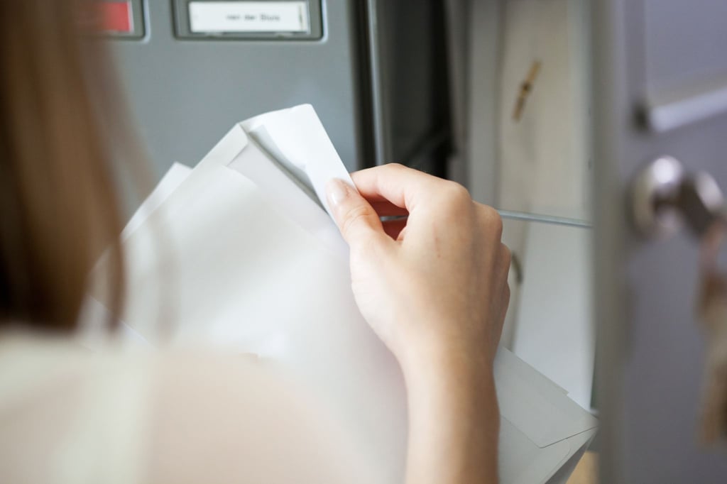 Bloß nicht ungeöffnet ablegen: Wer Post einfach ignoriert, läuft Gefahr entscheidende Informationen zu verpassen. Das kann zu unangenehmen finanziellen und rechtlichen Folgen führen.