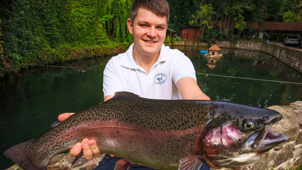 Nachhaltigkeit, Gastronomie und Familienbetrieb prägen das Leben von Johannes Schmidt, der in Mücheln das Restaurant „Zur Forelle“ führt und für frischen Fisch steht.