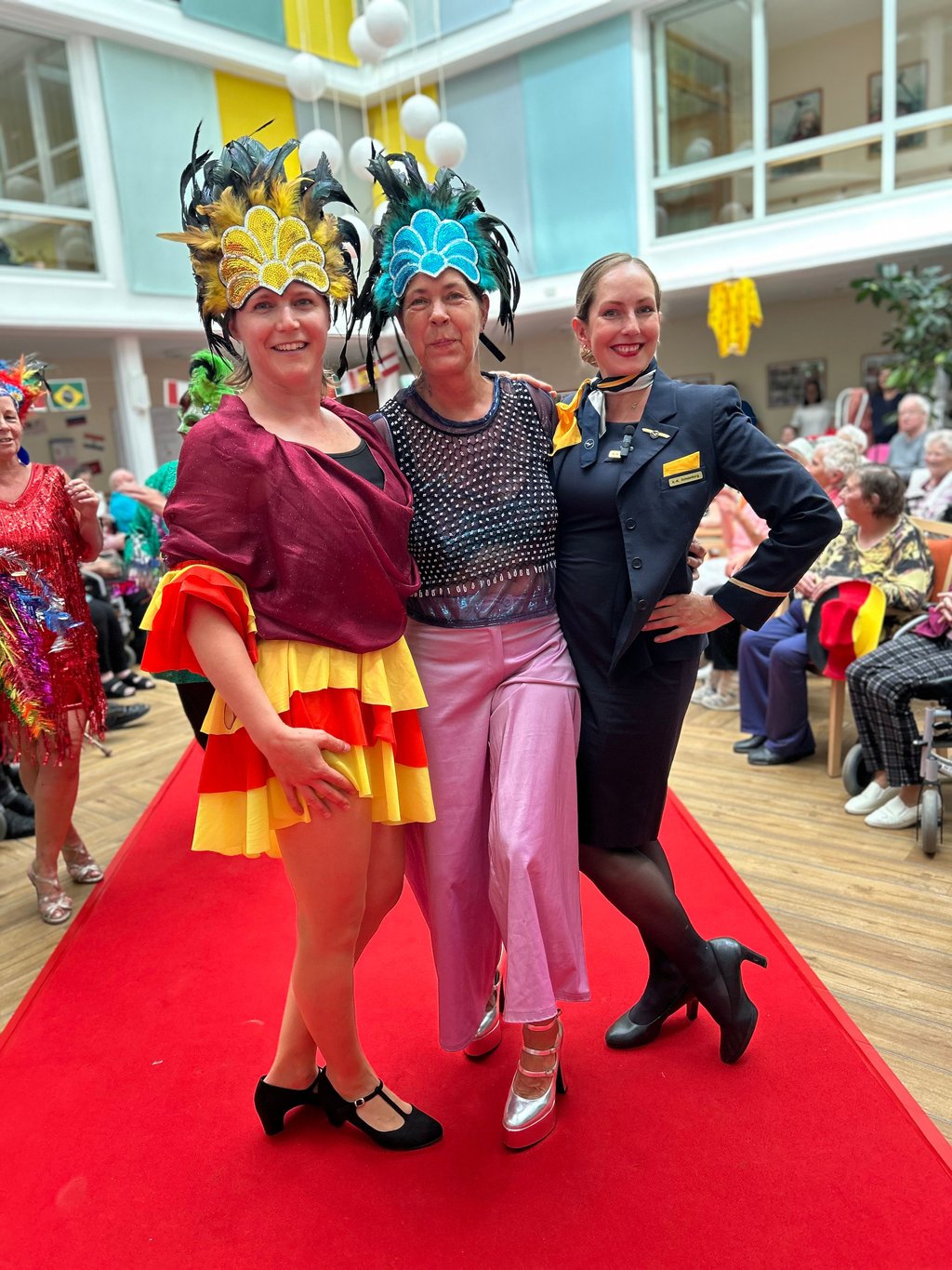 Die Stewardess begleitete die reisefreudigen Besucher.