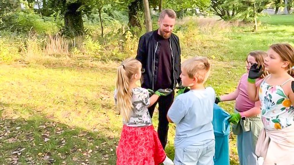 Die Schüler sammelten gemeinsam mit dem Umland-Geschäftsführer Sebastian Alpers Müll auf.