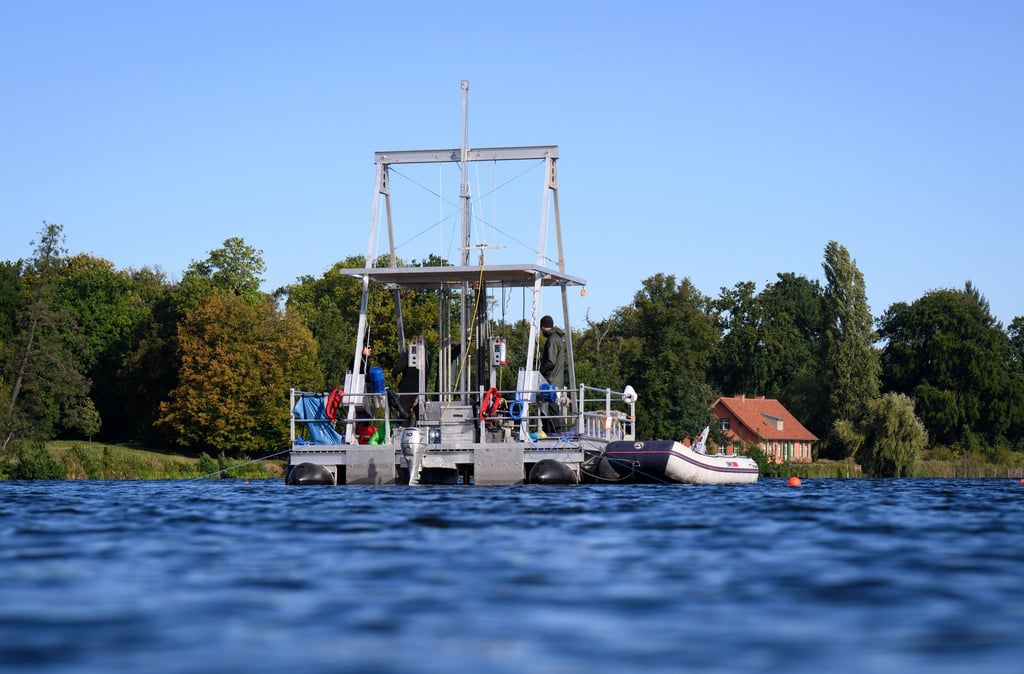 Eine spezielle Bohrplattform schwimmt auf dem Heiligen See in Potsdam. Forscher entnehmen dort Sedimentkerne - also zylindrische Proben von Ablagerungen - aus der Tiefe des Gewässers.