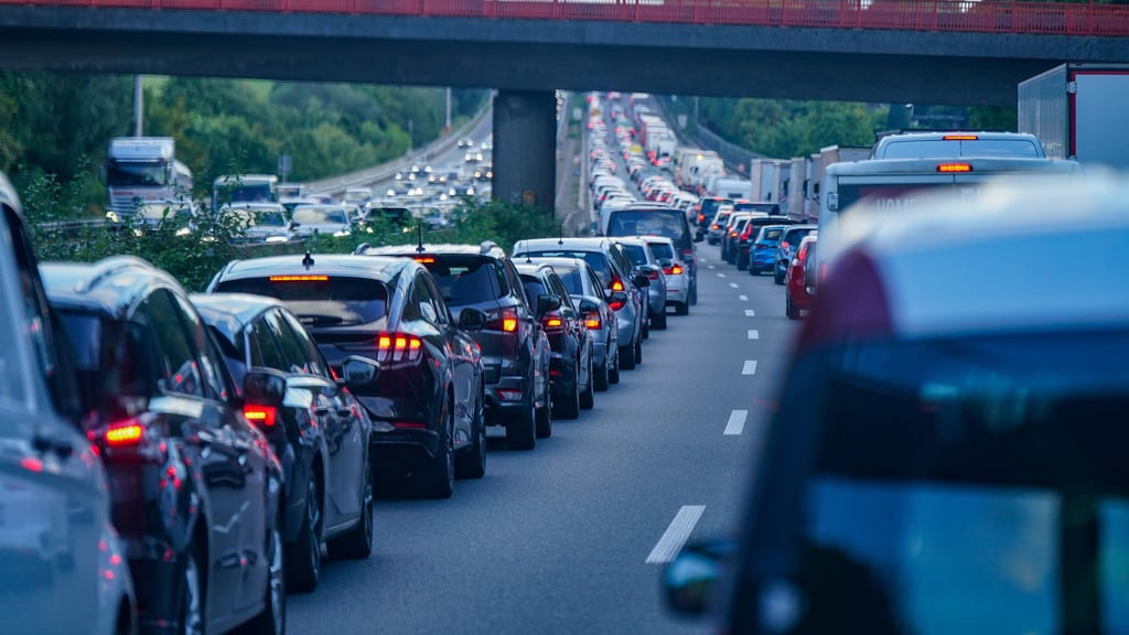 Staus und Sperrung ärgern vor allem zum Wochenende hin die Autofahrer. In der Börde müssen Pendler auf der A2 nun mit zwei Baustellen zurechtkommen.