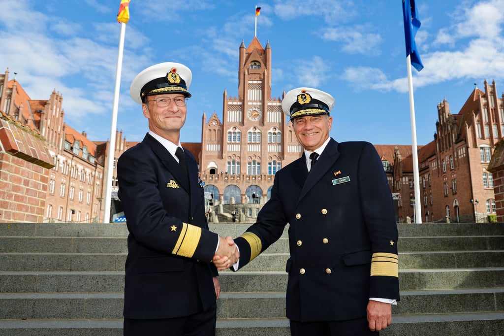 Vizeadmiral Frank Martin Lenski (rechts) und Konteradmiral Axel Deertz. Die Flotte hat einen neuen Befehlshaber.