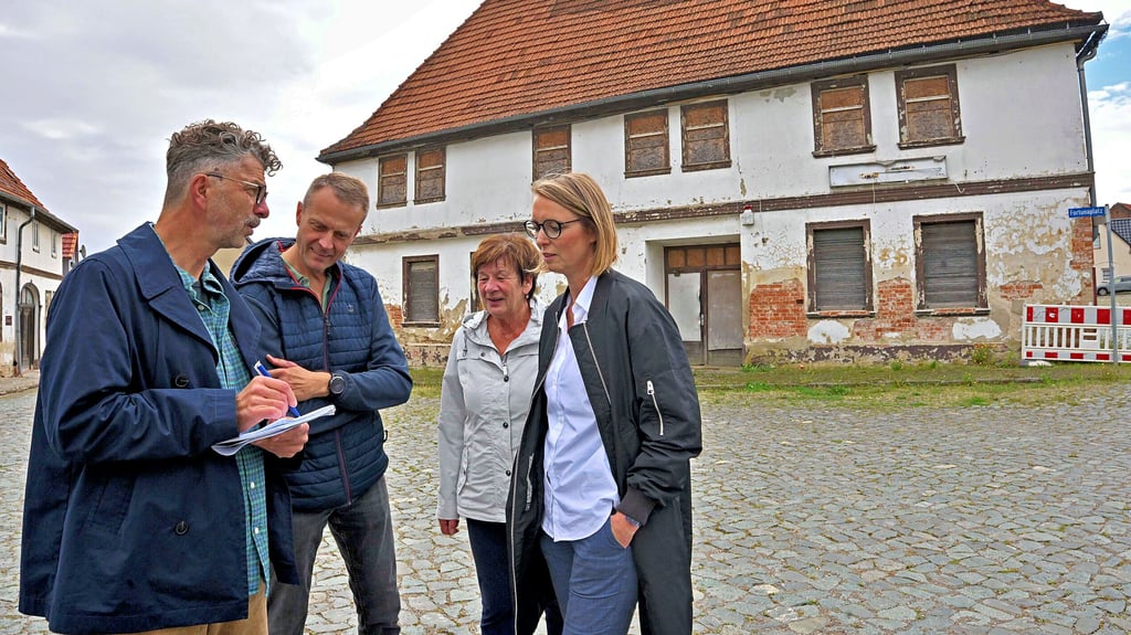 Ein extra dafür gegründeter Verein – hier sind vier der sieben Gründungsmitglieder – will die alte Fortuna in Hoym retten.