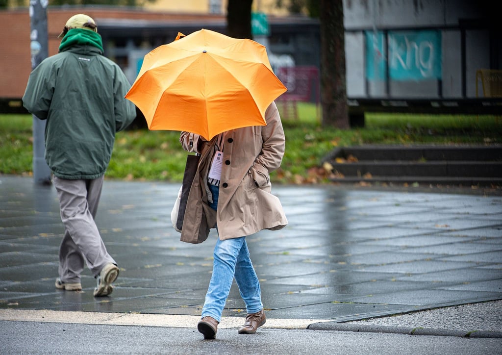 Wer heute in Thüringen unterwegs ist, sollte Regenjacke und Schirm nicht vergessen. (Archivbild)