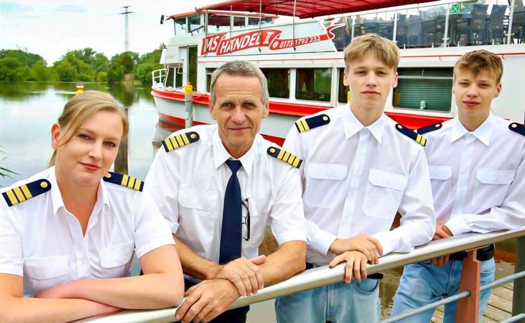 Haben aus besonderen Gründen eine neue Tour im Fahrplan der MS „Händel II“: Steuerfrau Julia Sorge (v. l.), Saale-Kapitän Rüdiger Ruwolt und dessen Söhne Aaron und Simon, die im Familien-Unternehmen die Ausbildung zum Kapitän in der Binnenschifffahrt absolvieren.