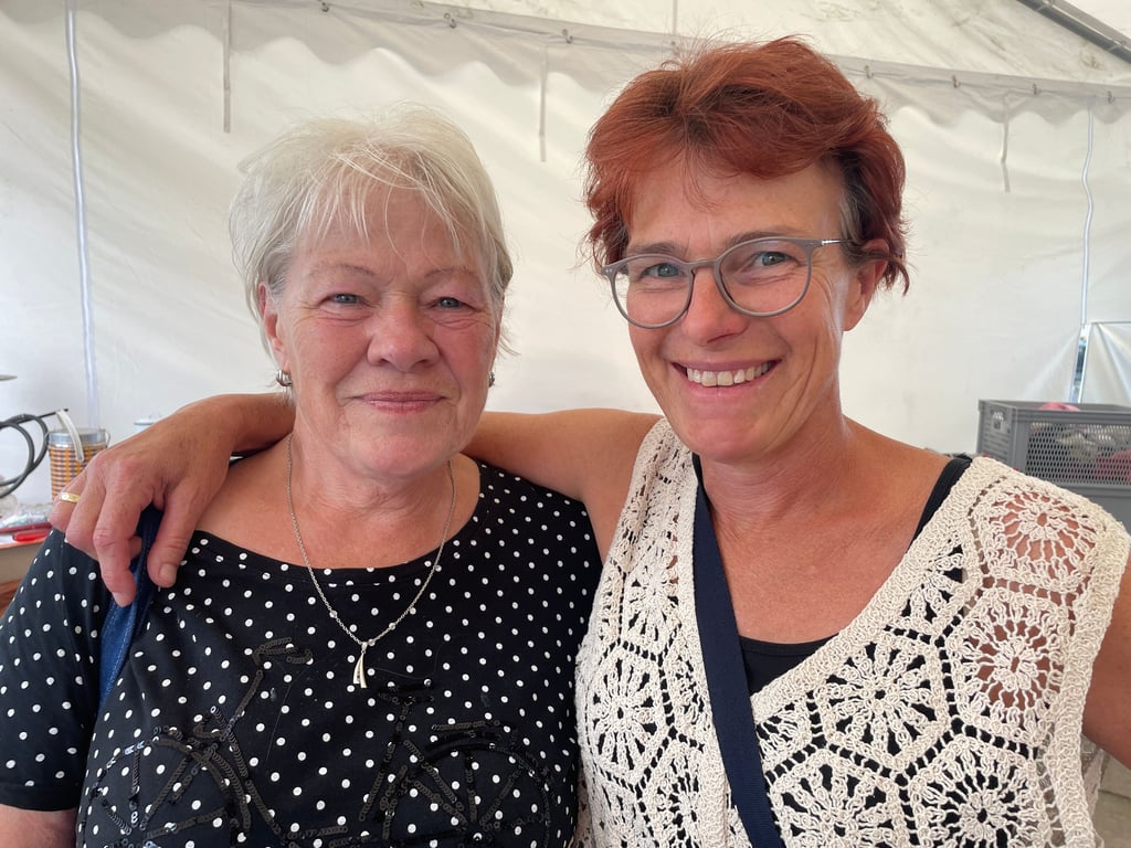 Roswitha Wustrau sucht mit ihrer Tochter Simona nach kleinen und großen Schätzen.