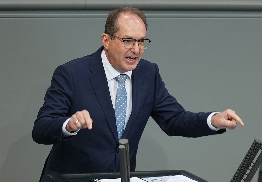 Bundesinnenminister Alexander Dobrindt (CSU) will sich verstärkt um unerlaubte Drohnenüberflüge kümmern.
