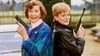 Lois Maxwell (l) und Samantha Bond haben beide „Miss Moneypenny“ gespielt. (Archivbild)