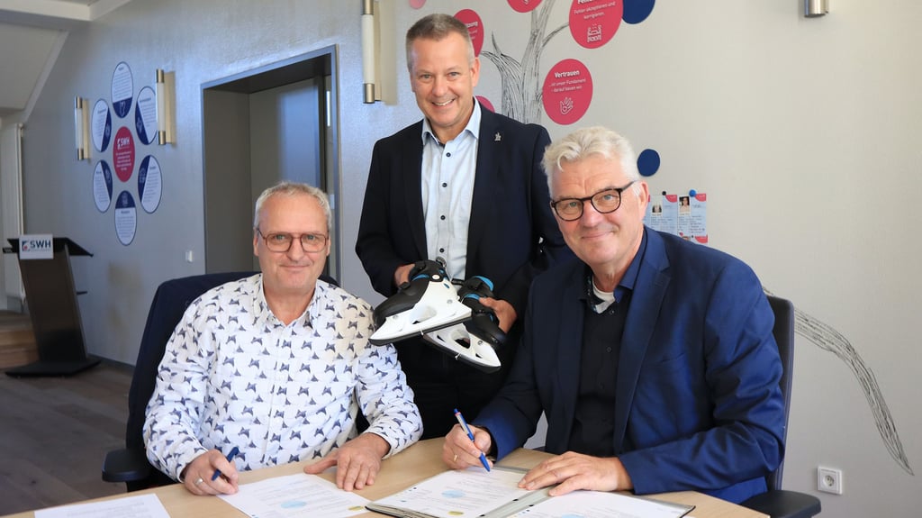 Eisbahnbetreiber Jens Ganso (v.l.), Bürgermeister Bernhard Hieber und SWH-Geschäftsführer Detlef Koch bei der Unterzeichnung des Vertrags für die Eisbahn.