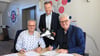 Eisbahnbetreiber Jens Ganso (v.l.), Bürgermeister Bernhard Hieber und SWH-Geschäftsführer Detlef Koch bei der Unterzeichnung des Vertrags für die Eisbahn. 