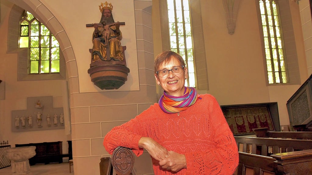Pfarrerin Iris Hellmich bittet zu ihrer Verabschiedung um Spenden für ein Tastmodell, das nach der Holzplastik des Gnadenstuhls (hinten am Pfeiler) angefertigt werden soll.