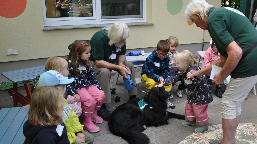 Ganz vorsichtig näherten sich die Kinder den Hunden im Garten der Kita „Unter den Eichen“ in Mützel.
