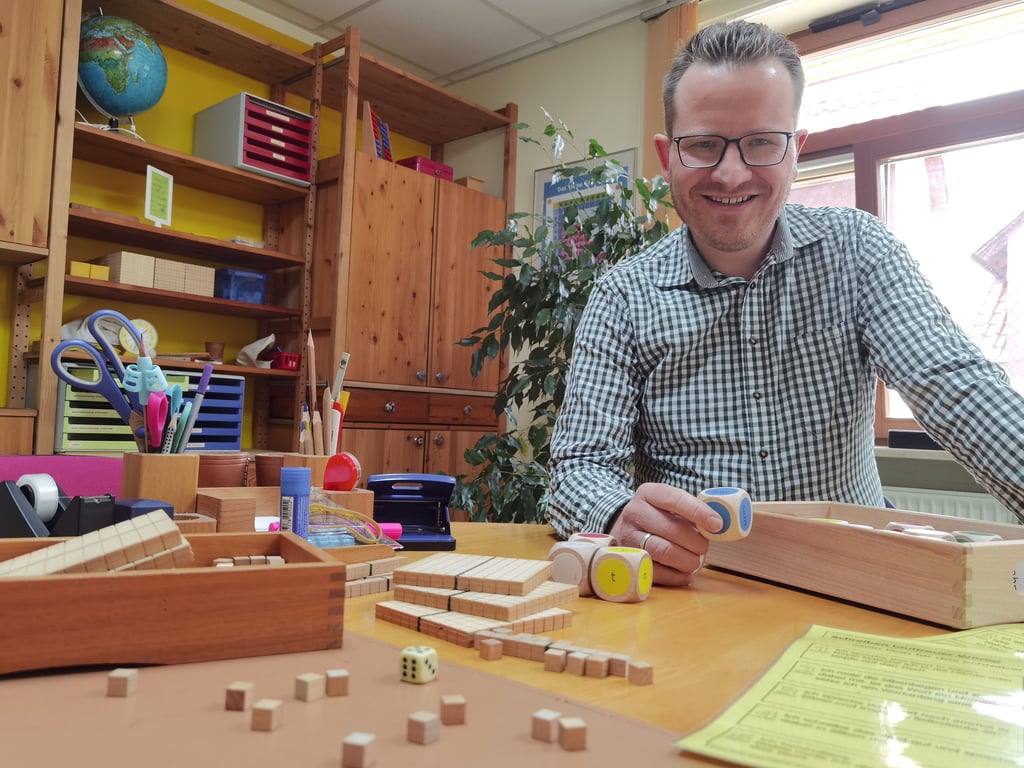 Arne Grotjahn, Leiter des Duden Institutes in Blankenburg, hilft Kindern mit Lese-Rechtschreib- und Rechenschwäche. Dabei fängt er nicht selten mit einfachsten Hilfsmitteln an, wie hier mit Buchstabenwürfeln und kleinen Würfeln zum Bilden von Zahlenmengen.