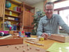 Arne Grotjahn, Leiter des Duden Institutes in Blankenburg, hilft Kindern mit Lese-Rechtschreib- und Rechenschwäche. Dabei fängt er nicht selten mit einfachsten Hilfsmitteln an, wie hier mit Buchstabenwürfeln und kleinen Würfeln zum Bilden von Zahlenmengen.