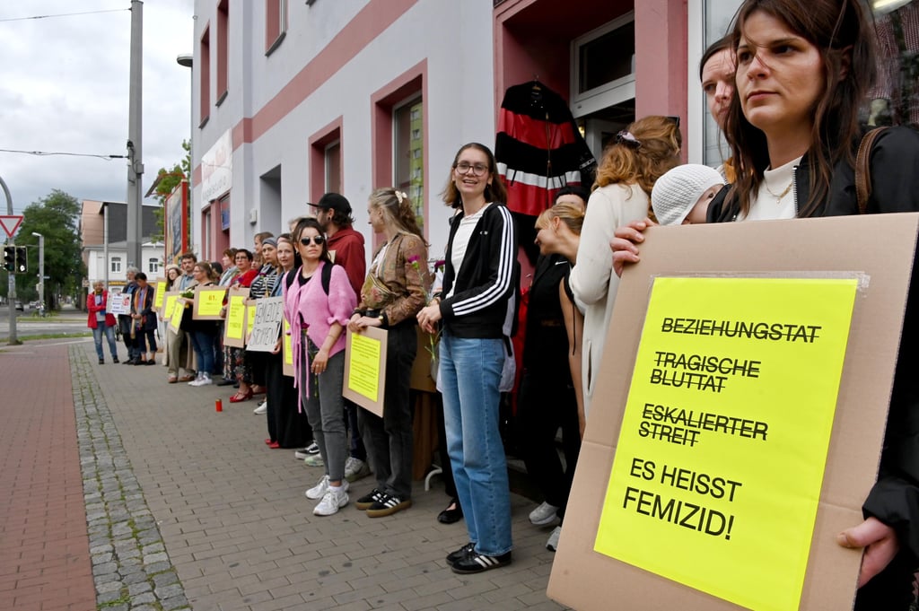Nach der tödlichen Messerstecherei hatten sich mehrere Menschen zu einer Mahnwache an der Lübecker Straße/ Ecke Alexanderstraße zusammengefunden.