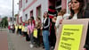 Nach der tödlichen Messerstecherei in Magdeburg hatten sich mehrere Menschen zu einer Mahnwache an der Lübecker Straße/ Ecke Alexanderstraße zusammengefunden.
