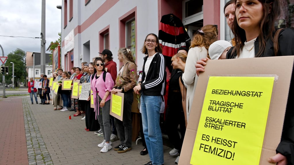 Nach der tödlichen Messerstecherei in Magdeburg hatten sich mehrere Menschen zu einer Mahnwache an der Lübecker Straße/ Ecke Alexanderstraße zusammengefunden.