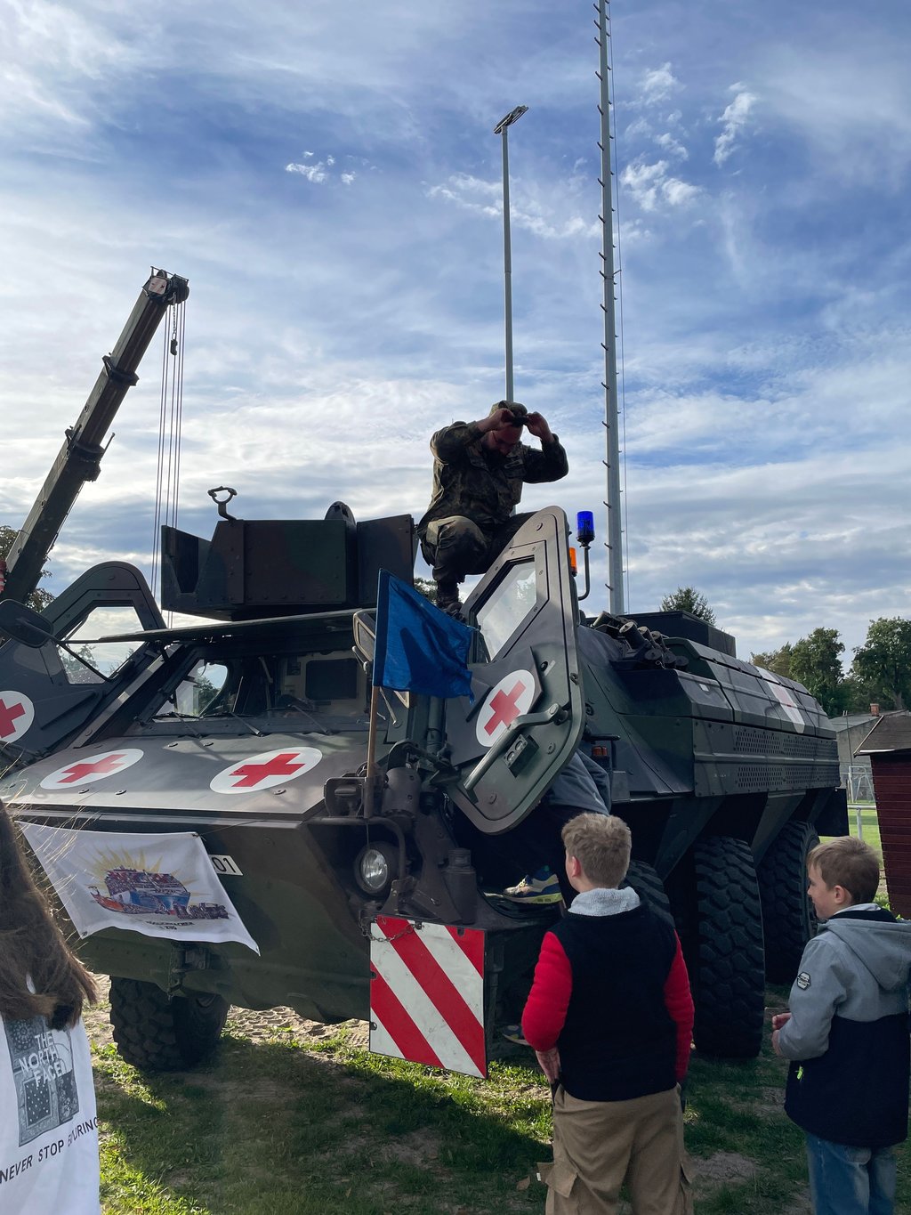 Westen anprobieren, kleine Aufgaben erledigen, einen Kran bedienen und die Fahrzeuge anschauen - das alles war möglich am Stand der Bundeswehr beim "Street-Day" in Gommern