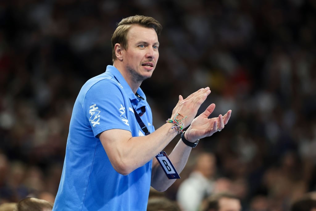 Trainer Filip Jicha und der THW Kiel verteidigten die Tabellenführung. (Archivbild)