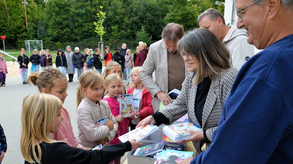 Mitglieder des Zerbster Rotary Clubs schenkten den Erst- bis Viertklässlern der Steutzer Grundschule jetzt neue spannende Kinderbücher.