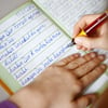 Für die gebundene Schreibschrift könnte das bald unnötig sein: Ein achtjähriges Mädchen übt in ihrem Schreibheft die deutsche Rechtschreibung.&nbsp;
