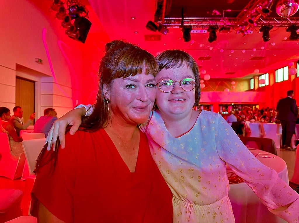 Um Kindern wie Eva zu helfen, die mit ihrer Mutter Stephanie Dittmann gegen einen Hirntumor kämpft, gibt es die Gala.