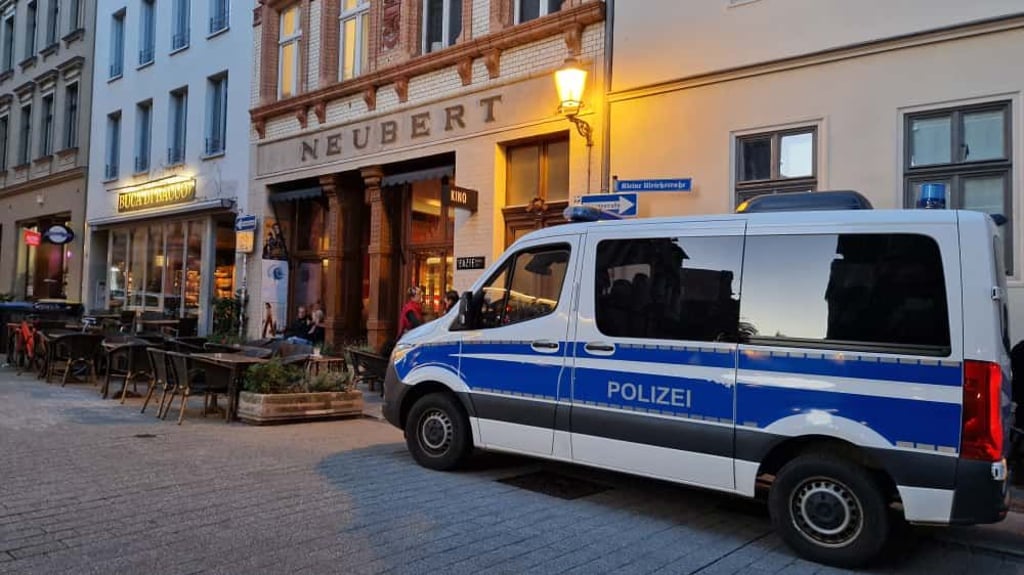 Am Mittwochabend stand die Polizei am Zazie-Kino in Halle, um mögliche Zwischenfälle zu verhindern.