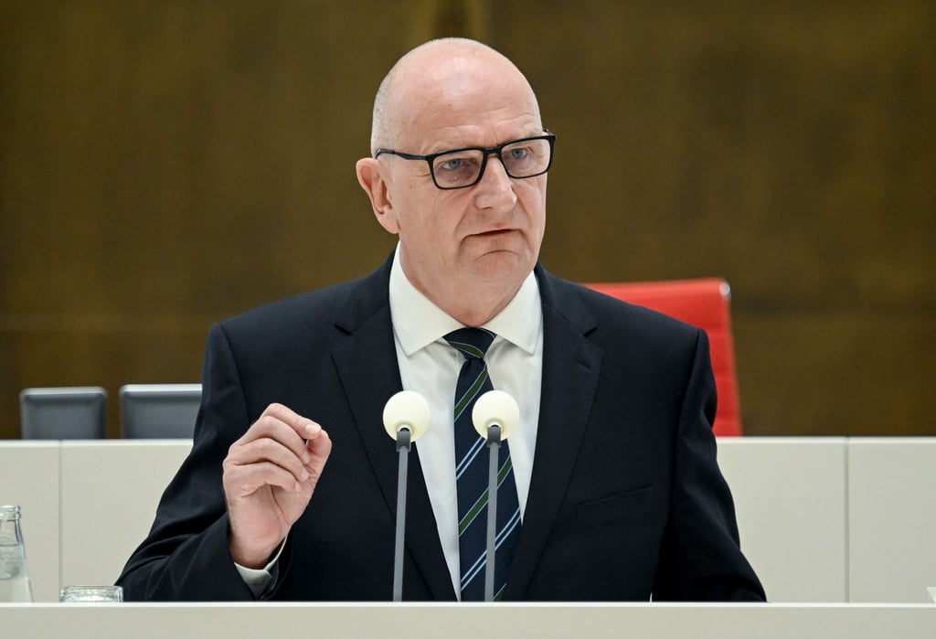 Brandenburgs Ministerpräsident Dietmar Woidke (SPD) hält eine stärkere inhaltliche Auseinandersetzung mit der AfD für nötig (Archivbild).