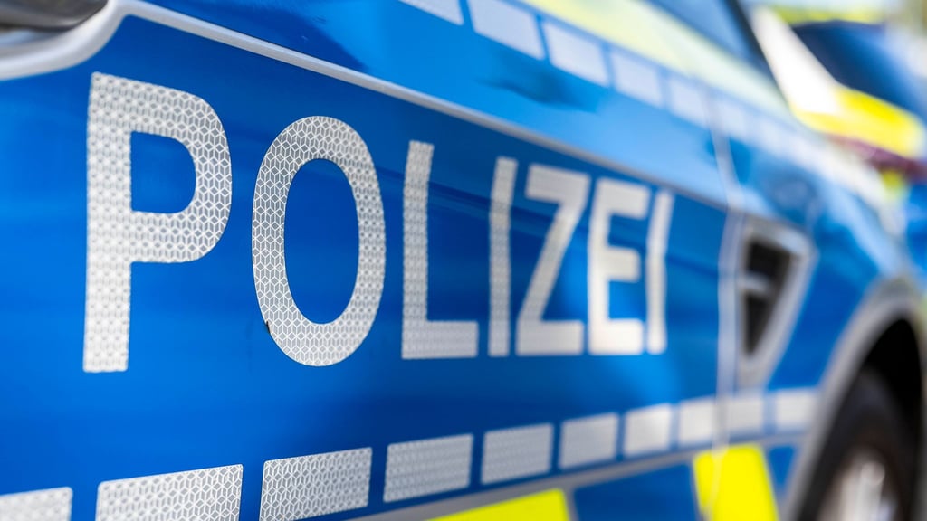 In Linda (Elster) ist es am Donnerstag zu einem ungewöhnlichen Vorfall gekommen. Eine Holzverarbeitungsmaschine mit Kran ist an einem Bahnübergang an der Oberleitung hängen geblieben und hat diese heruntergerissen.