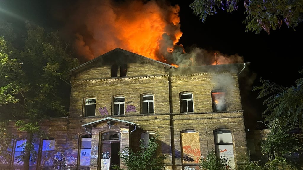 Der alte Bahnhof in Raguhn brannte in der Nacht zum 25. September 2025 aus.