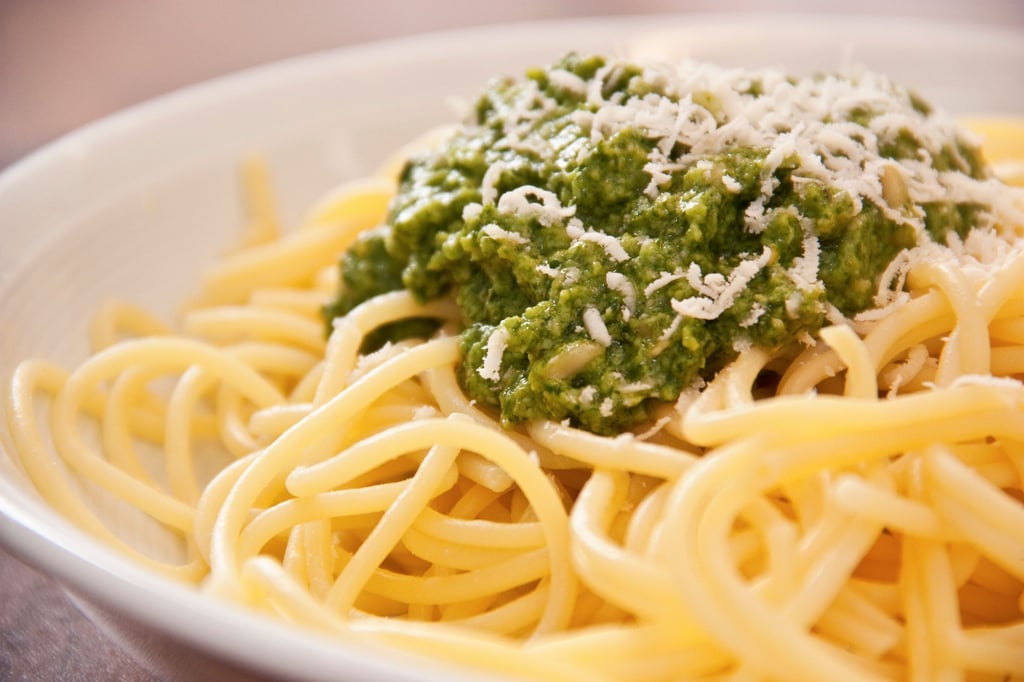 Spaghetti mit grünem Pesto geht immer. Das Magazin „Öko-Test“ gibt nun einem Drittel der getesteten Pestos auch grünes Licht.