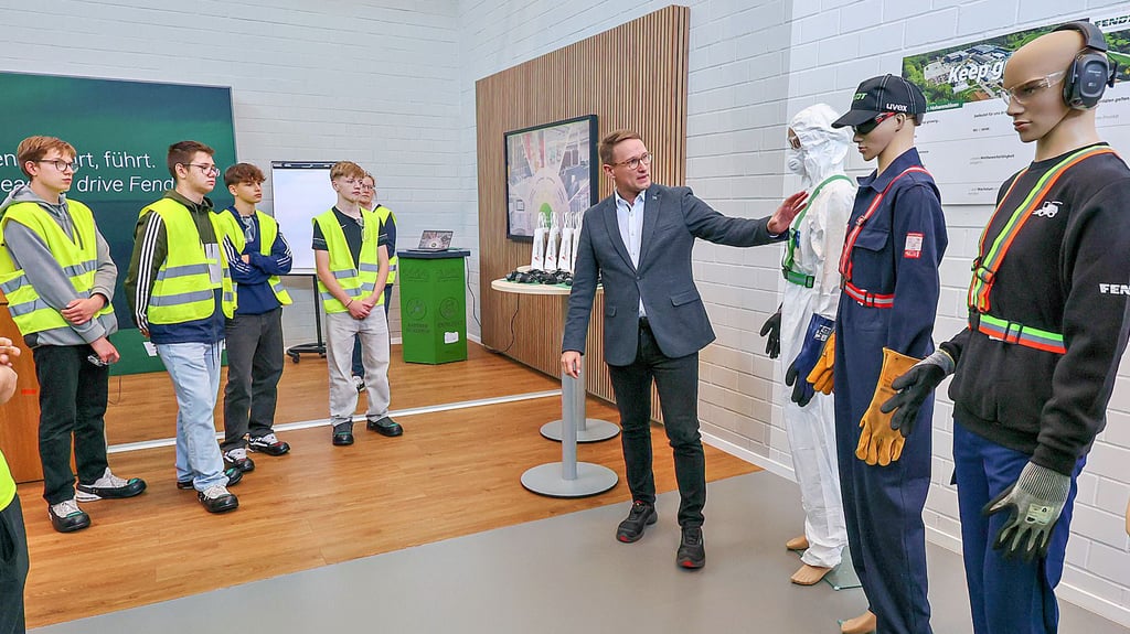 Je nach Beruf tragen die Agco-Mitarbeiter unterschiedliche Kleidung und farbliche Gurte, was Personalleiter Patrick Langner-Möwes anhand der Puppen verdeutlichte.