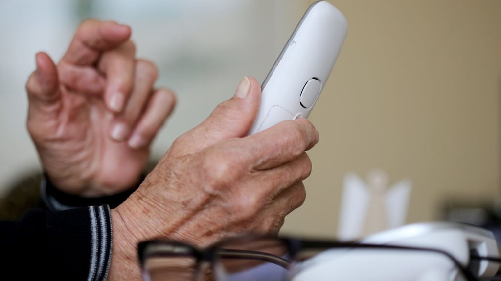 In Magdeburg verlor eine 76-jährige Seniorin durch einen Schockanruf eine hohe fünfstellige Bargeldsumme.