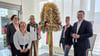 Heike Rautenschlein, Nancy Hecht, Sylvia Gans und Kathrin Baumgärtel übergeben die Erntekrone an Minister Sven Schulze (von links).