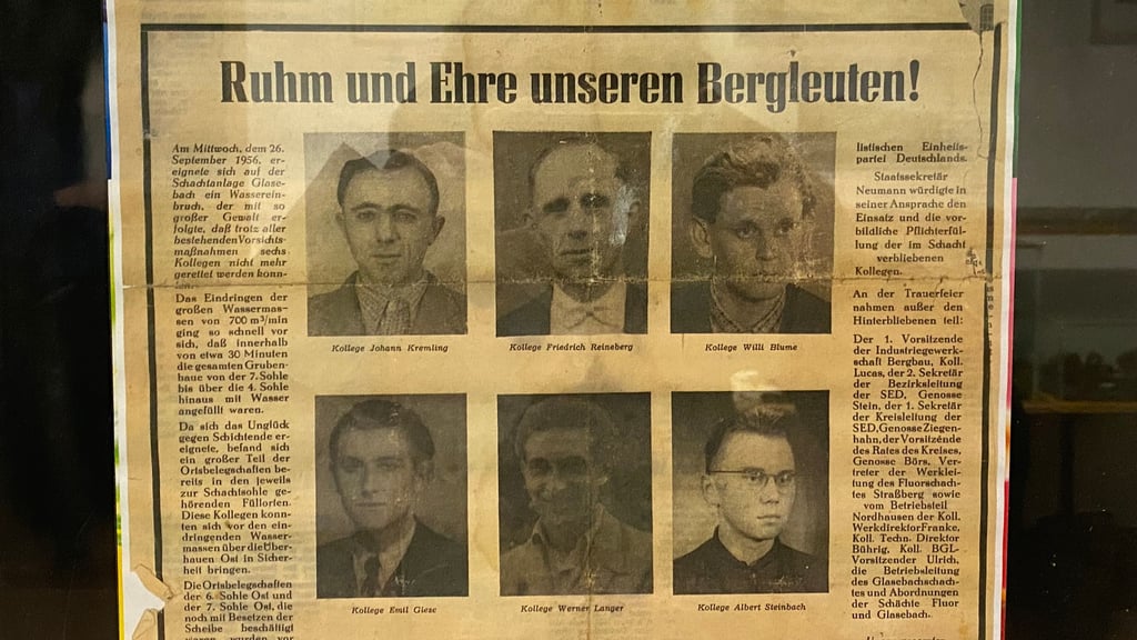 Ein Zeitungsartikel aus dem „Pickhammer“: Das Unglück von 1956 in der Grube Glasebach kostete diese sechs Bergleute in Folge einer fatalen Sprengung das Leben.