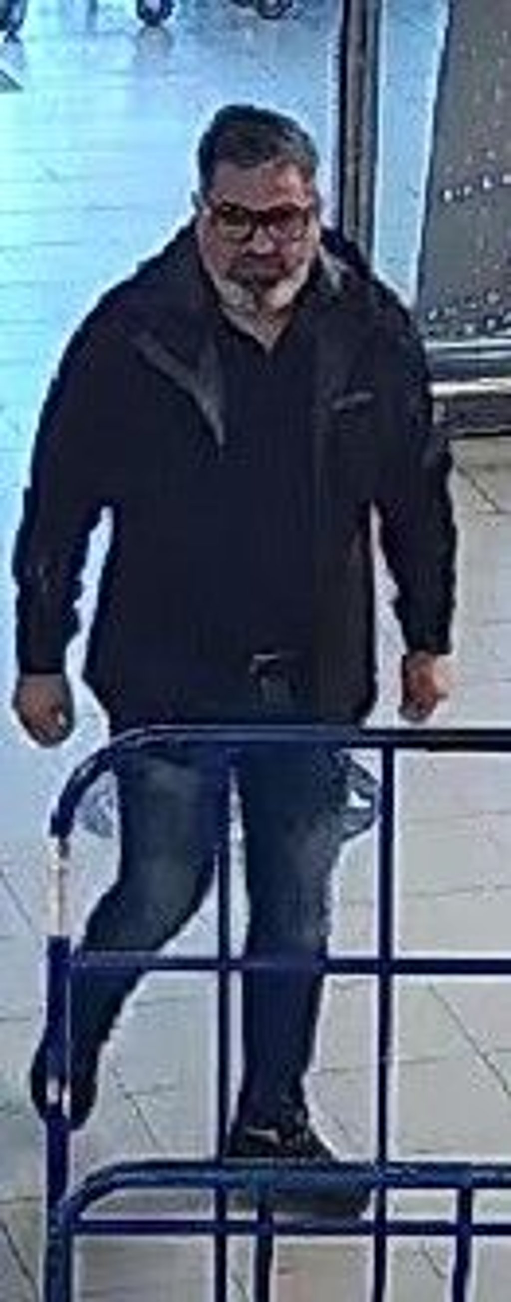 Diesen Mann sucht die Polizei nach einem Diebstahl.