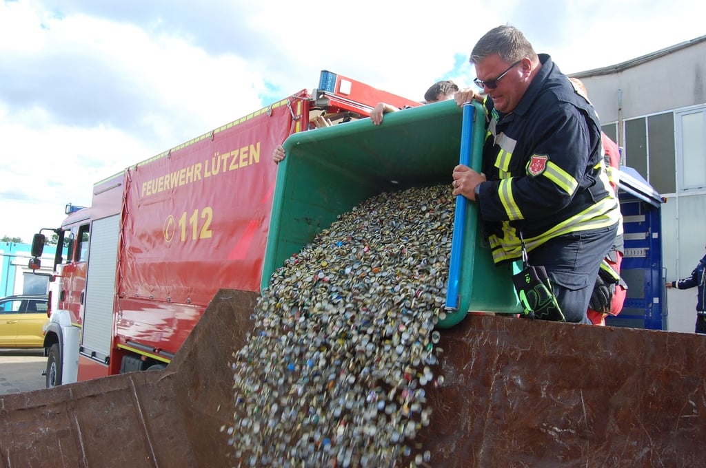 Torsten Schubert und seine Kameraden von der Freiwilligen Feuerwehr Lützen leerten die Behälter mit den gesammelten Kronkorken in einen Container aus.