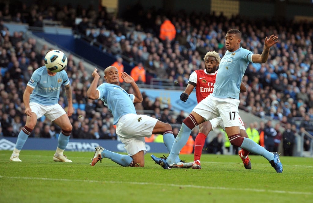 Vincent Kompany (Mitte) und Jérôme Boateng spielten - wie hier im Oktober 2010 - zusammen für Manchester City. (Archivfoto)