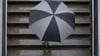 Insbesondere in Westsachsen und im Vogtland wird der Regenschirm heute zum unverzichtbaren Begleiter. (Archivbild)