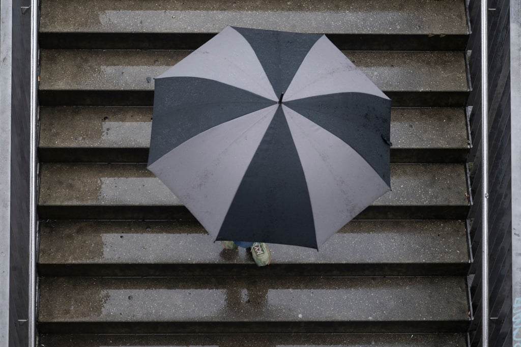 Insbesondere in Westsachsen und im Vogtland wird der Regenschirm heute zum unverzichtbaren Begleiter. (Archivbild)